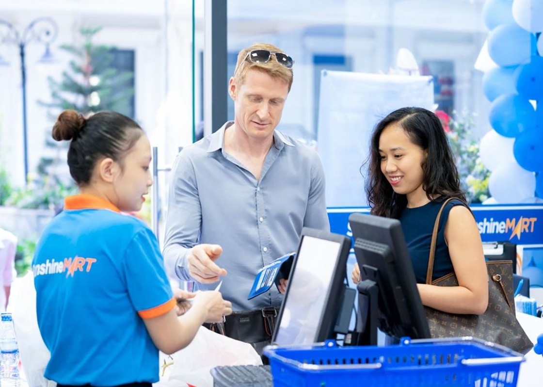 Khach hang mua sam tap nap trong ngay khai truong Sunshine Mart hinh anh