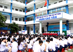 Tim hieu moi truong hoc tap tai THCS-THPT Tran Cao Van hinh anh