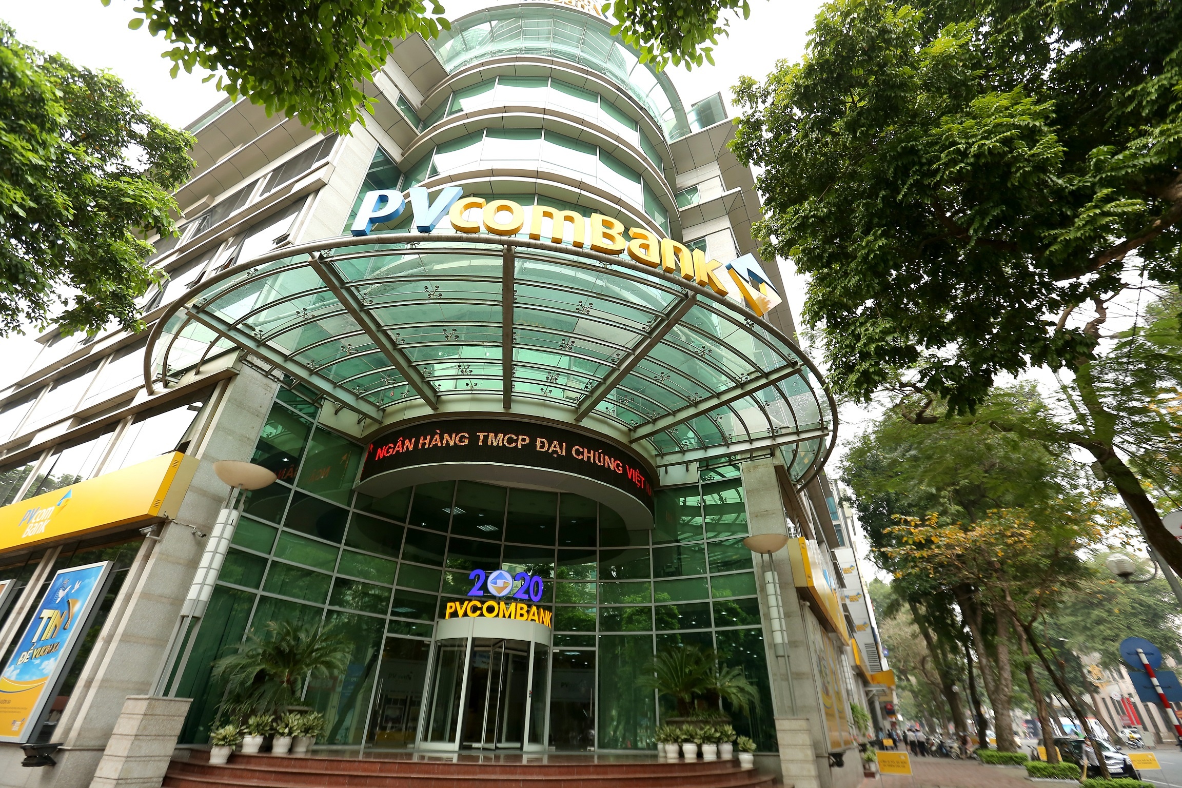 PVcomBank trien khai uu dai, ho tro chu the tin dung mua sam online hinh anh