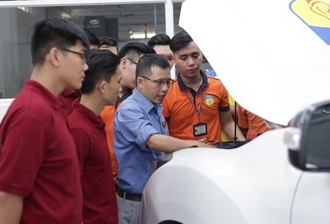 Dai hoc ‘choi lon’, mua oto de sinh vien thuc hanh hinh anh