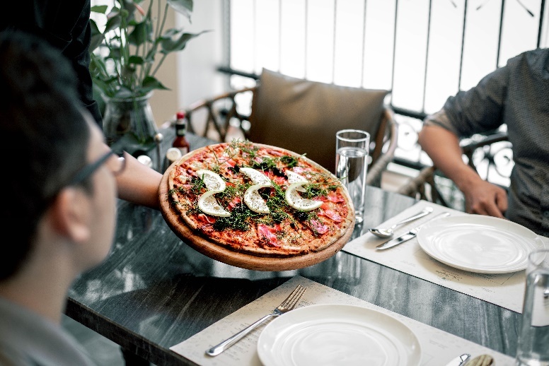 Kham pha quan pizza mau sac Dia Trung Hai tai Ha Noi hinh anh