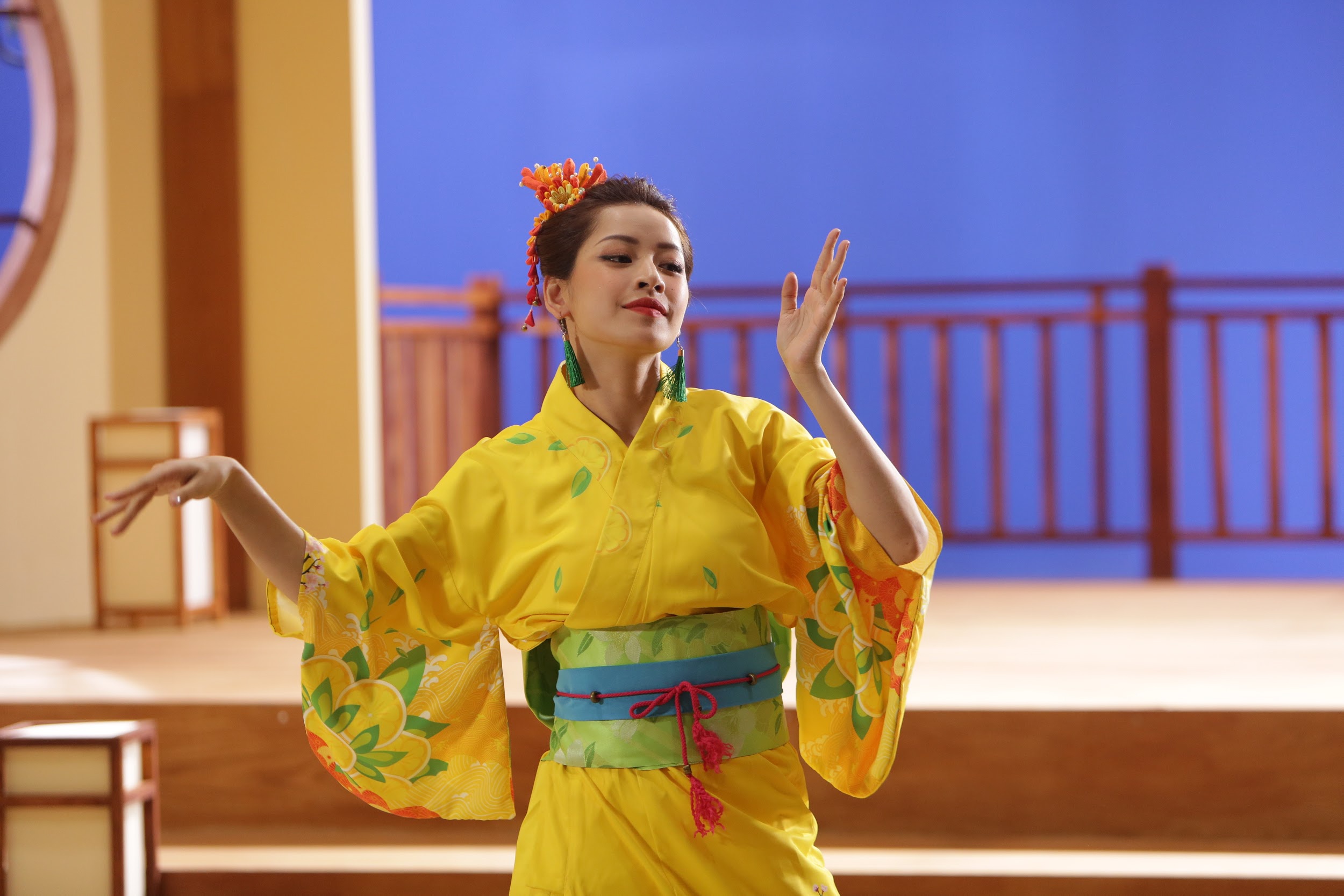 Chi Pu khoe vu dao uyen chuyen trong loat anh hau truong MV moi hinh anh