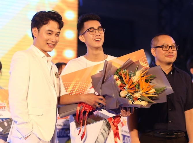 Chang trai xu Quang tro thanh quan quan cuoc thi tai nang DH FPT hinh anh