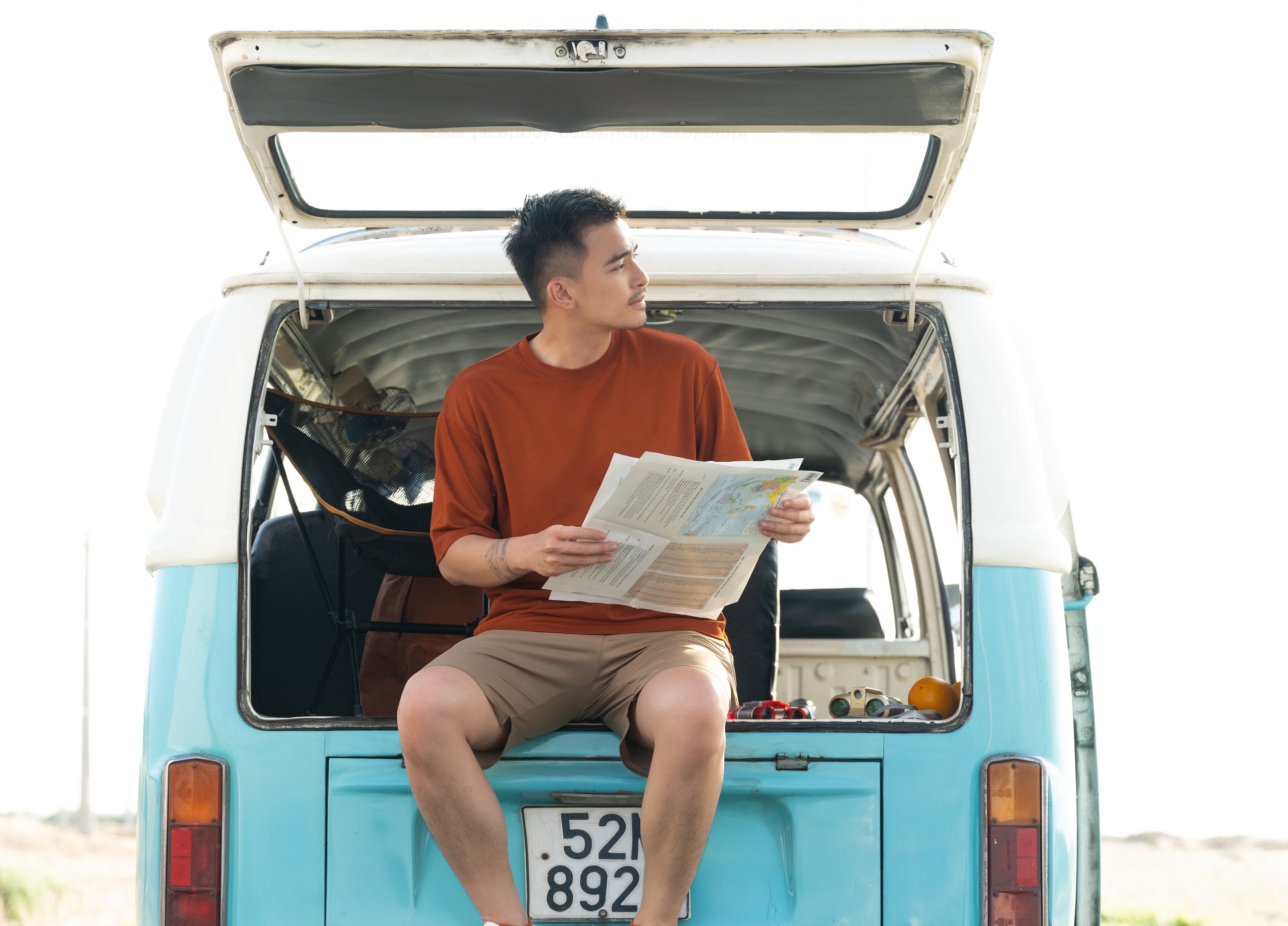 Travel blogger Ly Thanh Co don he nang dong cung trang phuc Uniqlo hinh anh