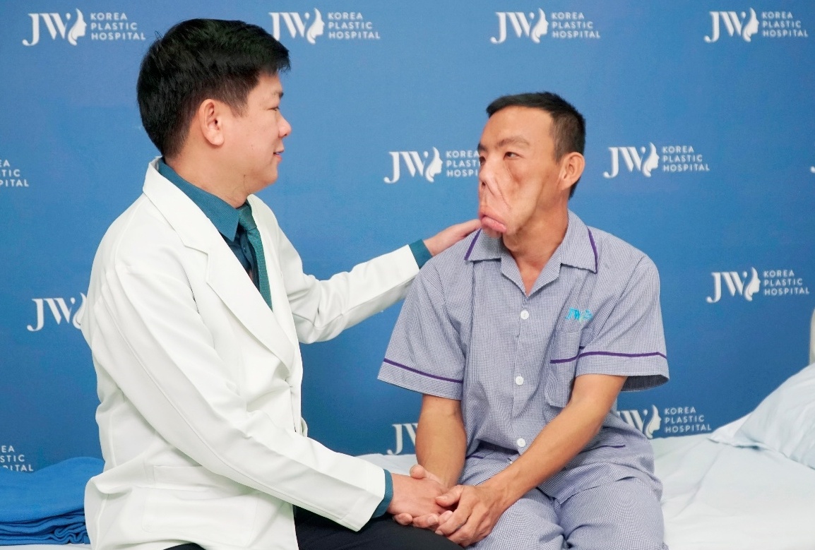 Bac si JW gui 23.000 gen nguoi dan ong 'mat quy' ra nuoc ngoai giai ma hinh anh