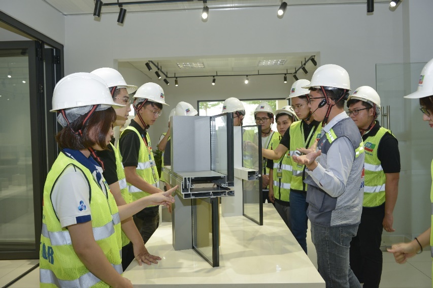 Sinh vien nganh xay dung trai nghiem thuc te tai BM Windows hinh anh