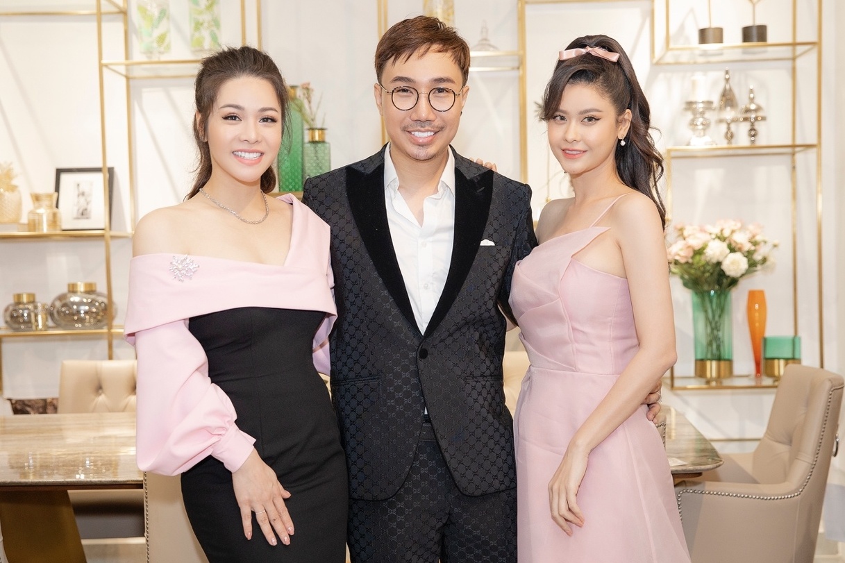 Stylist Kan Hi khai truong showroom noi that hon 20 ty dong hinh anh