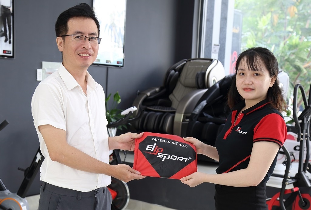 Tri an khach hang, Elipsport phat ao mua mien phi tai 121 showroom hinh anh