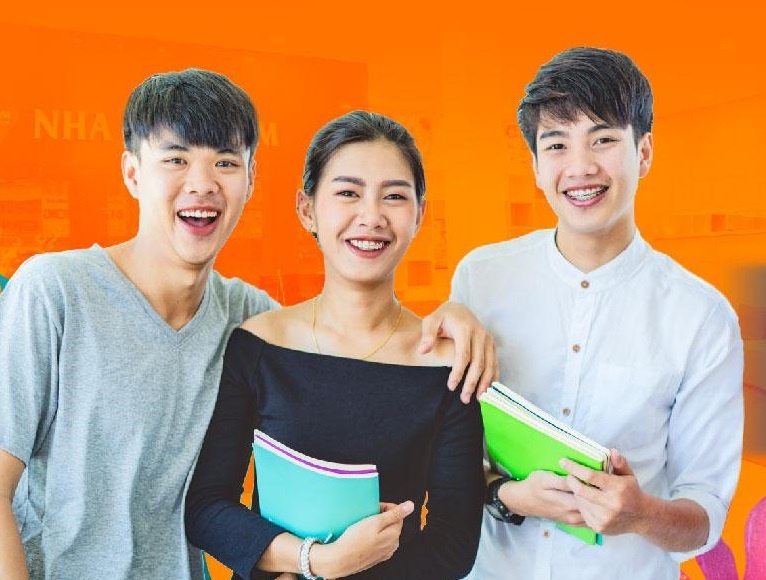 So huu nu cuoi tu tin nho phuc hinh rang tham my hinh anh