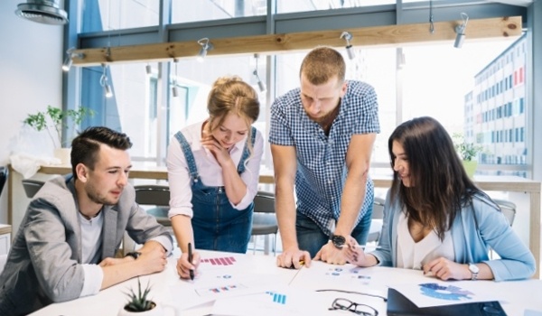 Nhung nganh nghe co trien vong trong 10 nam toi tai Viet Nam hinh anh