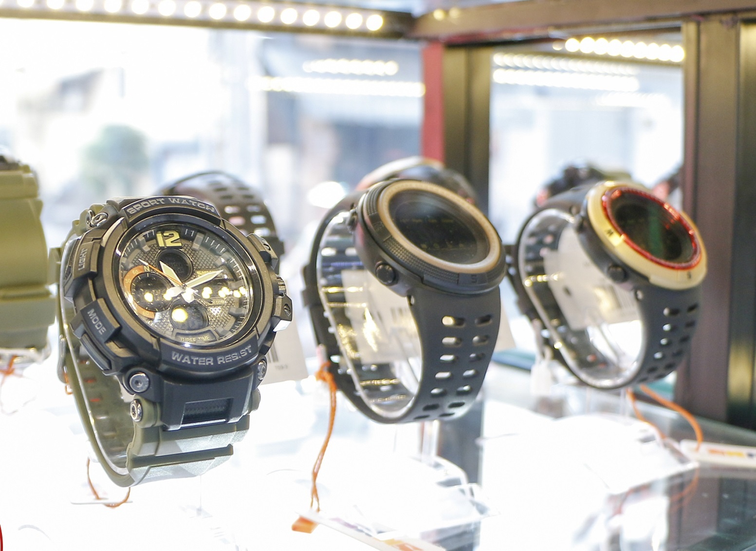 Dong ho thoi trang giam manh den 40% khi mua kem may tai FPT Shop hinh anh