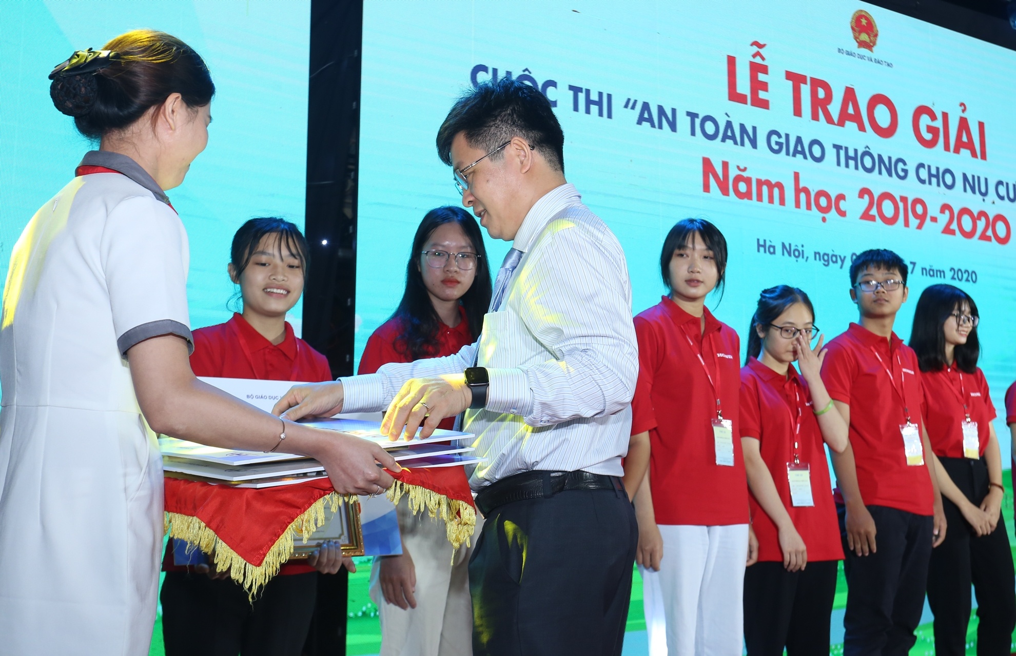 Trao hon 2.000 giai cho giao vien, hoc sinh du thi an toan giao thong hinh anh