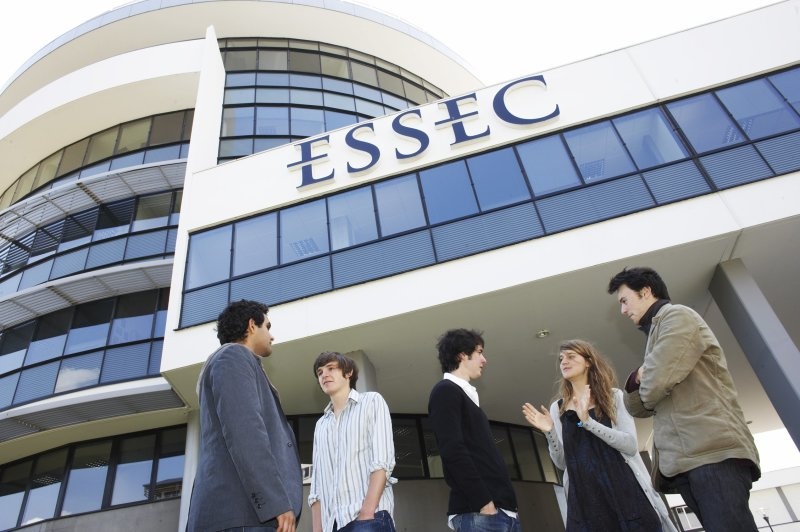 ESSEC - moi truong giup hoc sinh Viet vuon toi san choi quoc te hinh anh