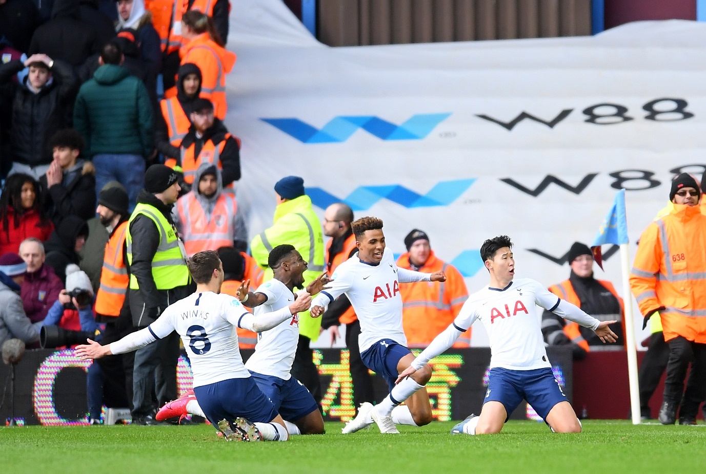 Thuong hieu nuoc tang luc My tai tro 8 CLB Anh chinh phuc fan chau A hinh anh