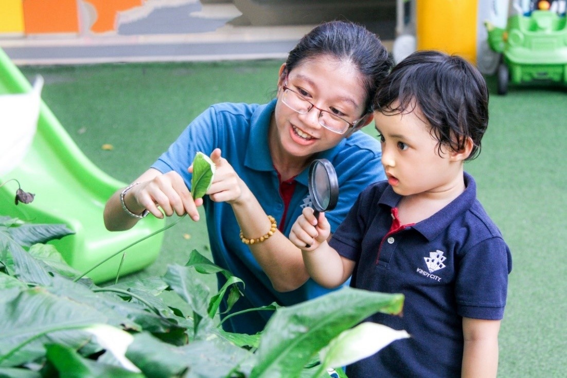 Hoc sinh Kindy City hao hung tim hieu ve khoa hoc hinh anh