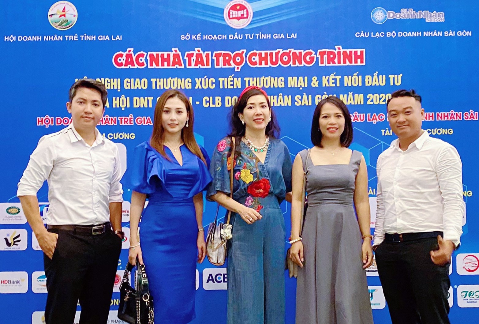 Nguoi dep Tran Ngoc Phuong tham du caravan 'Ket noi - Yeu thuong' hinh anh