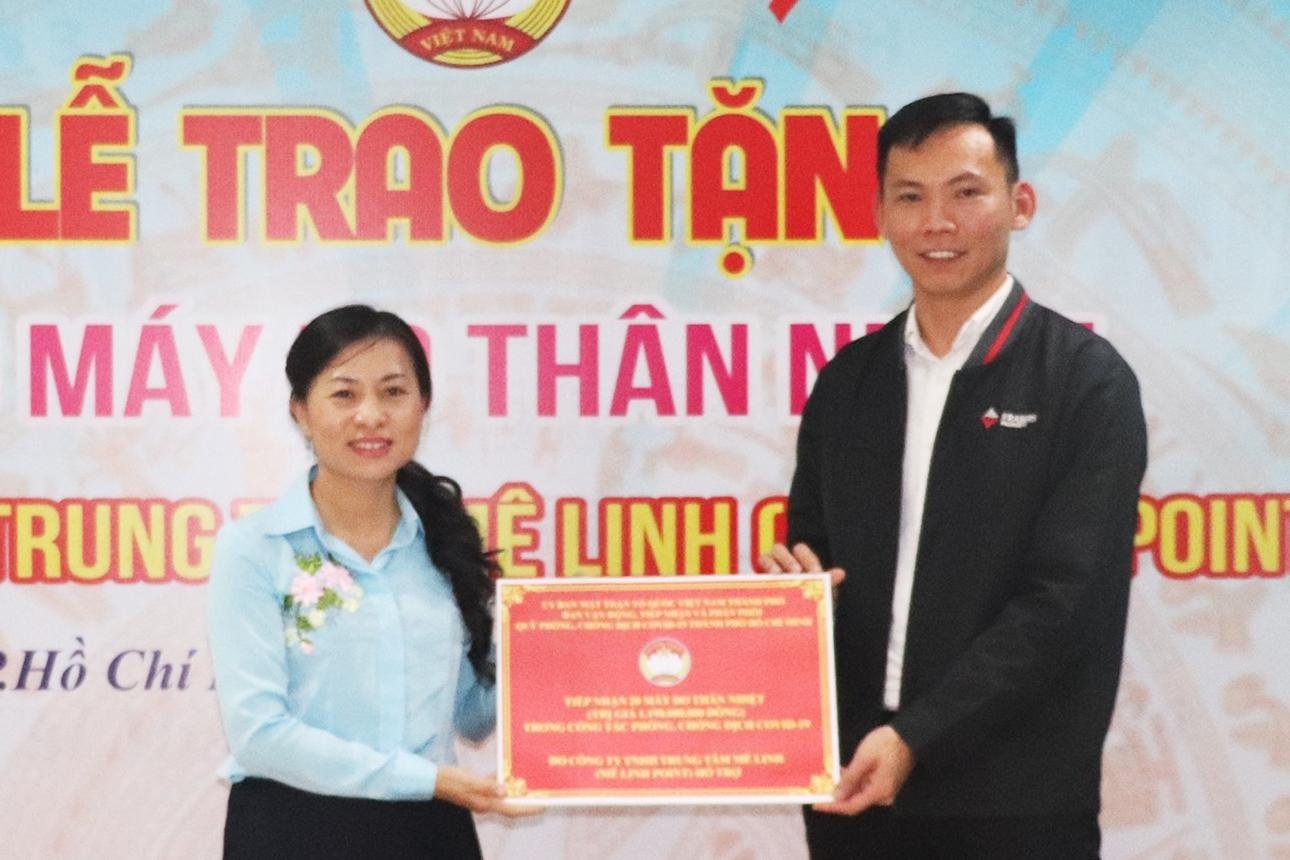 Me Linh Point tang 20 may do than nhiet ho tro phong chong Covid-19 hinh anh