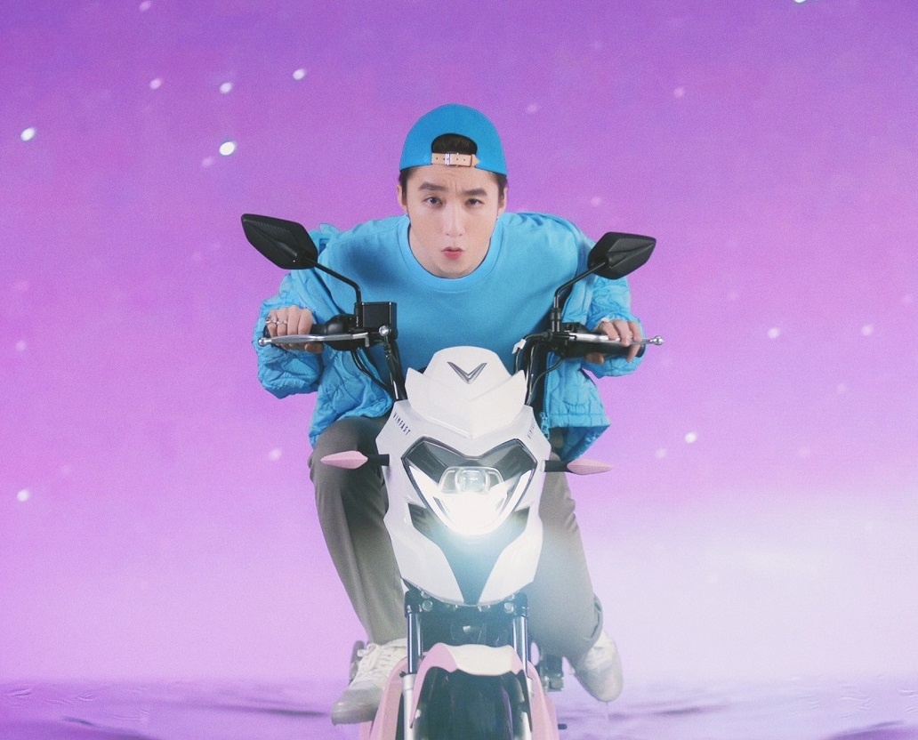 Son Tung M-TP tiet lo ly do chon xe dien mau hong trong MV moi hinh anh