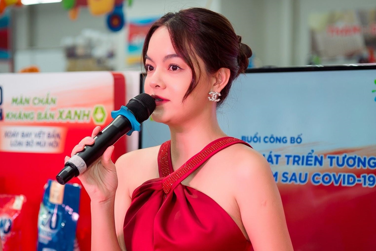 Pham Quynh Anh dong hanh cung chuong trinh gay quy cua OMO Matic hinh anh