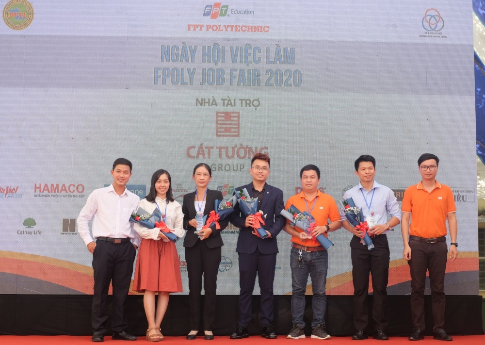 ngay hoi viec lam anh 5