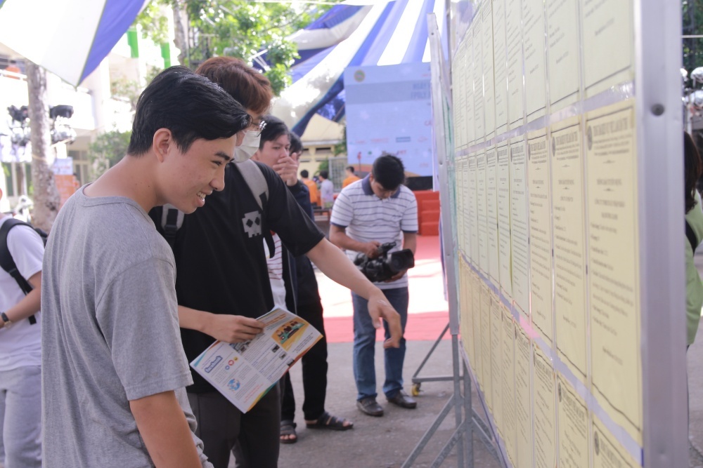 ngay hoi viec lam anh 4