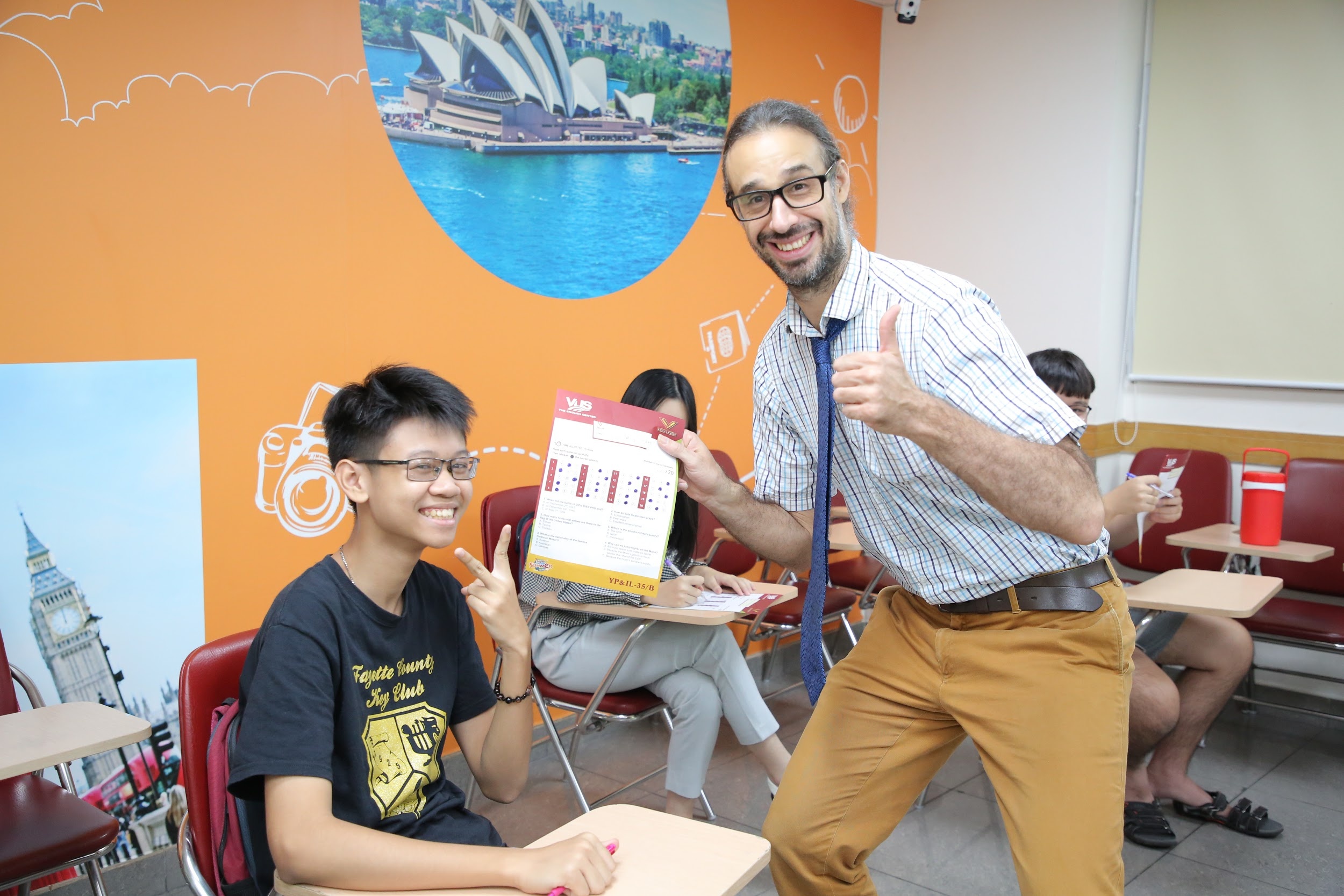 Hon 13.000 hoc sinh tranh tai tai dau truong Anh ngu V-Challenge hinh anh