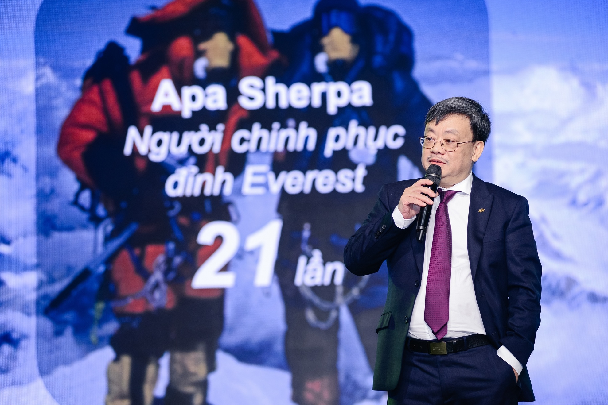 The CrownX co gi de tro thanh 'ky lan' nganh tieu dung - ban le? hinh anh