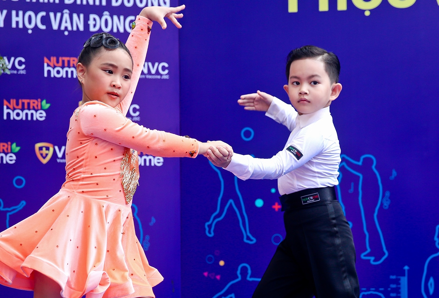 Cung me du su kien, con trai Khanh Thi - Phan Hien tu tin khoe vu dao hinh anh