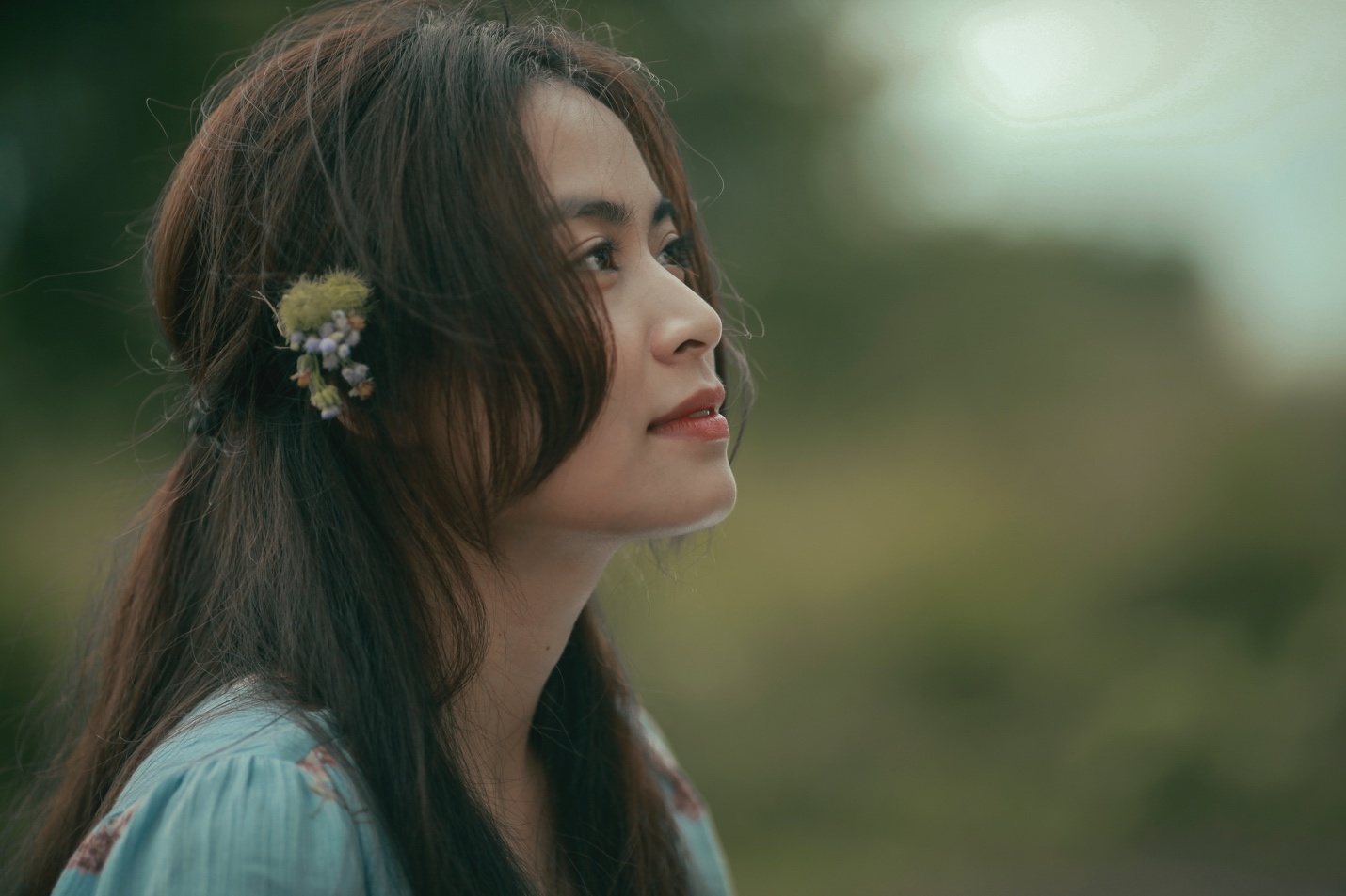 Hoang Thuy Linh dep xuat than trong phim hinh su 'Trai tim quai vat' hinh anh