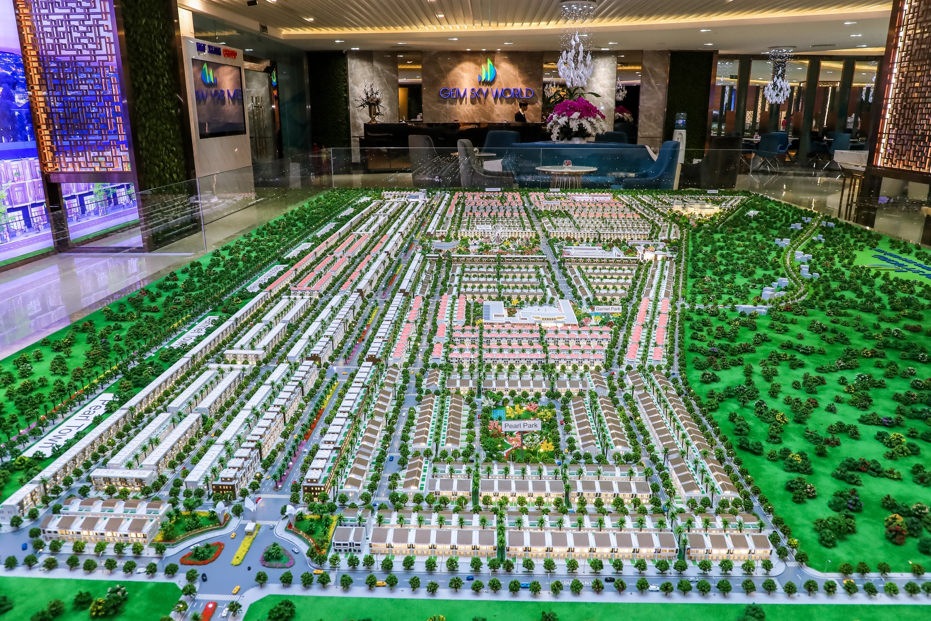 Ben trong showroom du an Gem Sky World sap ra mat tai Ha Noi hinh anh