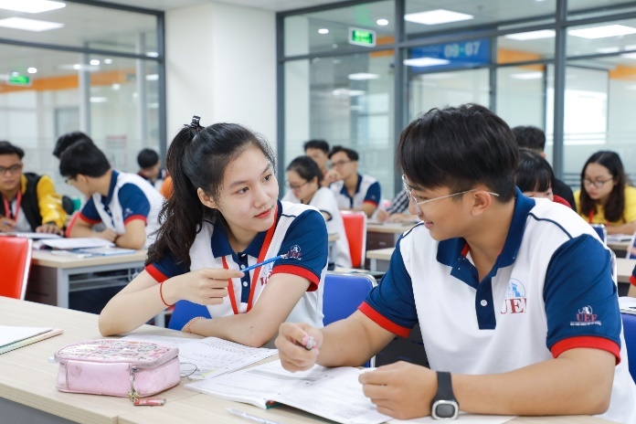 Quang cao - nganh hoc trien vong trong xu the cach mang 4.0 hinh anh