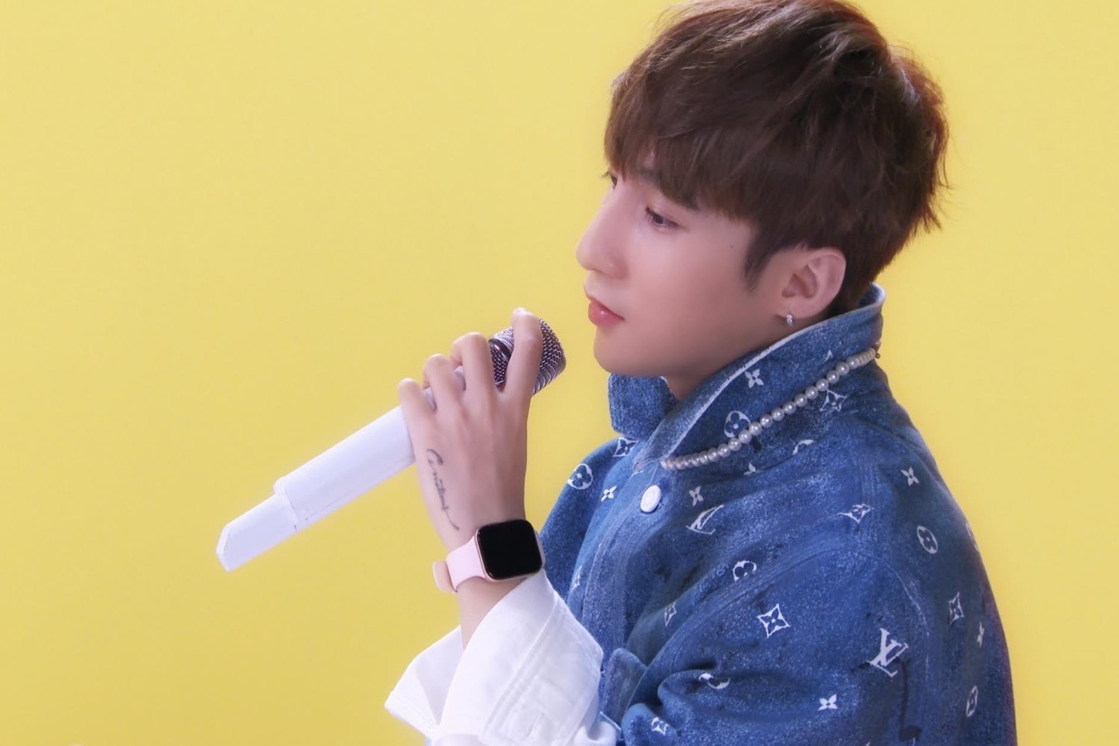 Chiec Oppo Watch tren tay Son Tung M-TP con co nhung mau sac nao? hinh anh