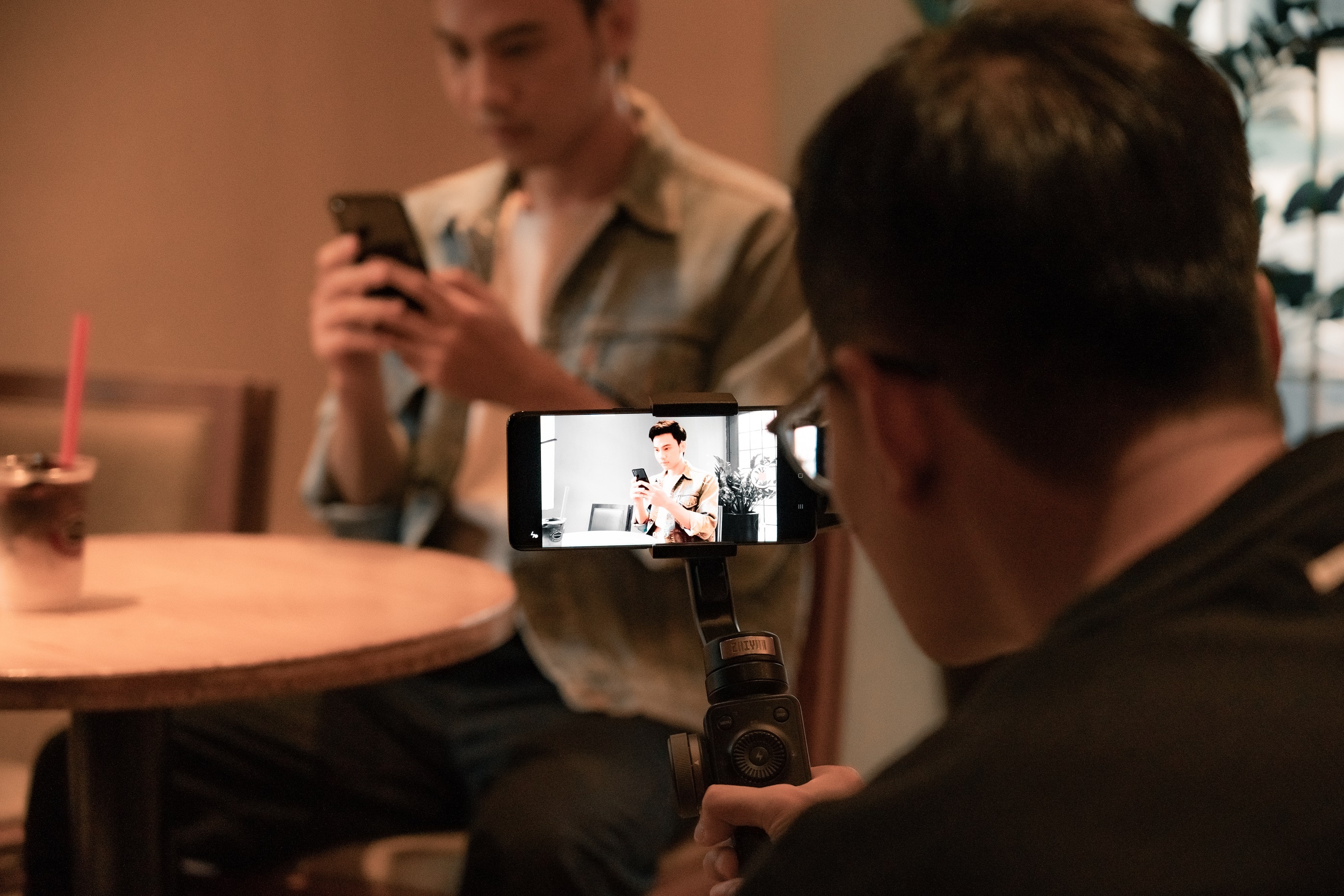 Gioi tre sang tao cung video chan dung mau AI tren Oppo Reno4 hinh anh