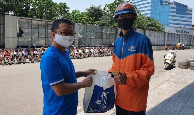 Thi truong giao nhan soi dong giua mua dich hinh anh