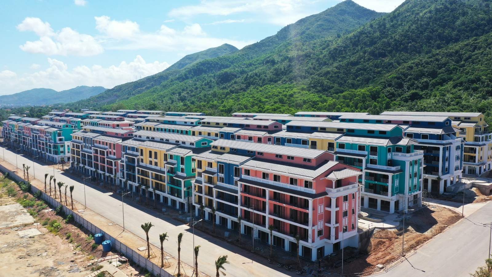 Ha tang phat trien tao don bay cho du lich nghi duong Van Don hinh anh