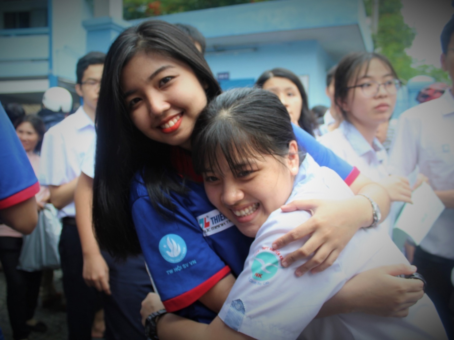 San choi ly thu cho sinh vien tinh nguyen tiep suc mua thi hinh anh