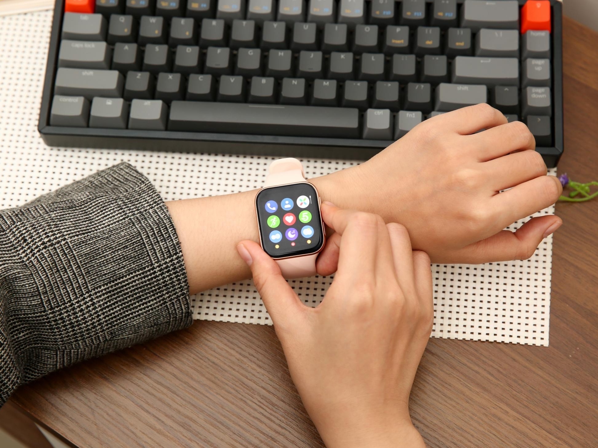 The Gioi Di Dong doc quyen len ke Oppo Watch, gia tu 5,29 trieu hinh anh