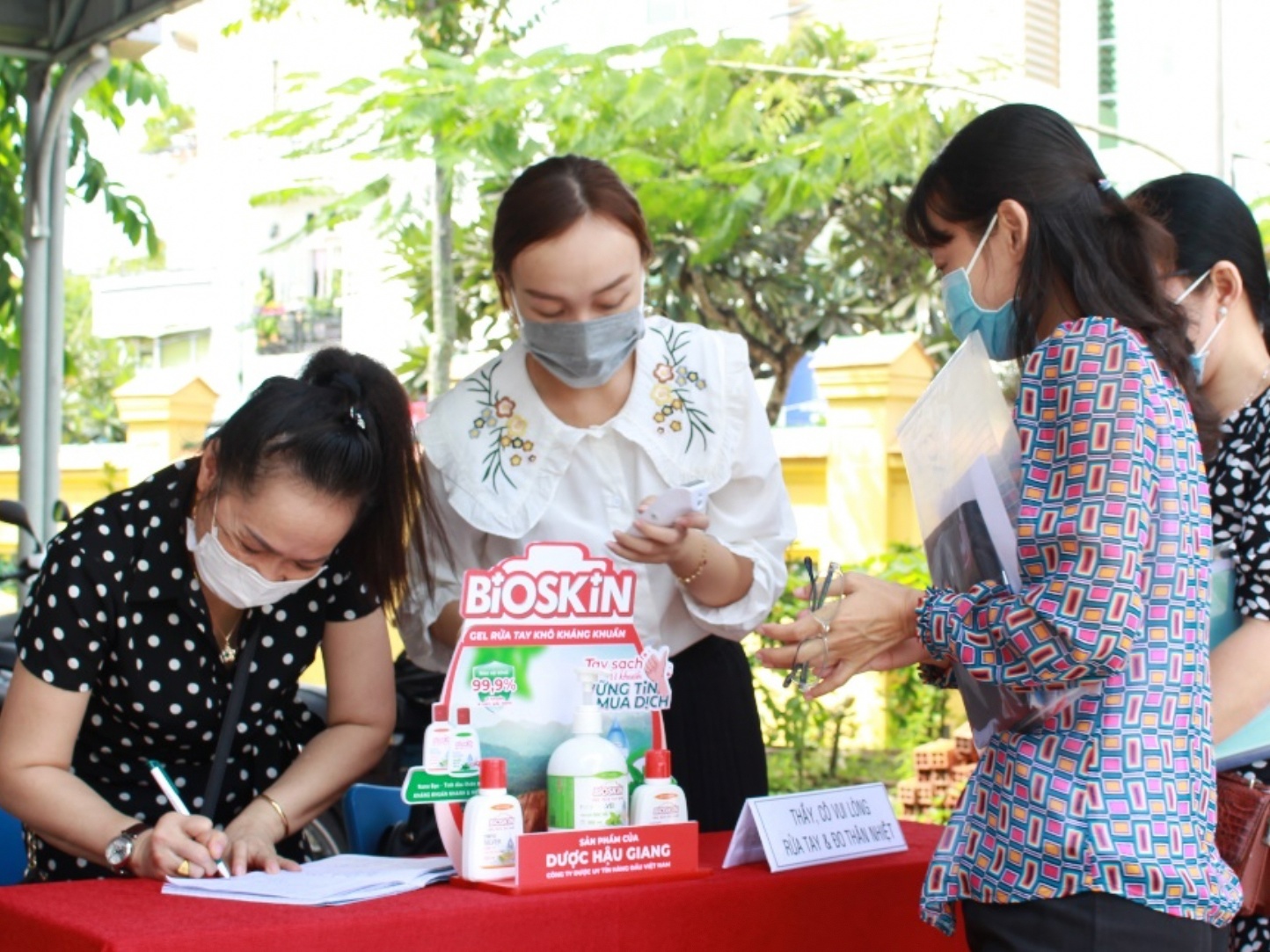 Gel rua tay Bioskin dong hanh cung ky thi tot nghiep THPT tai Can Tho hinh anh