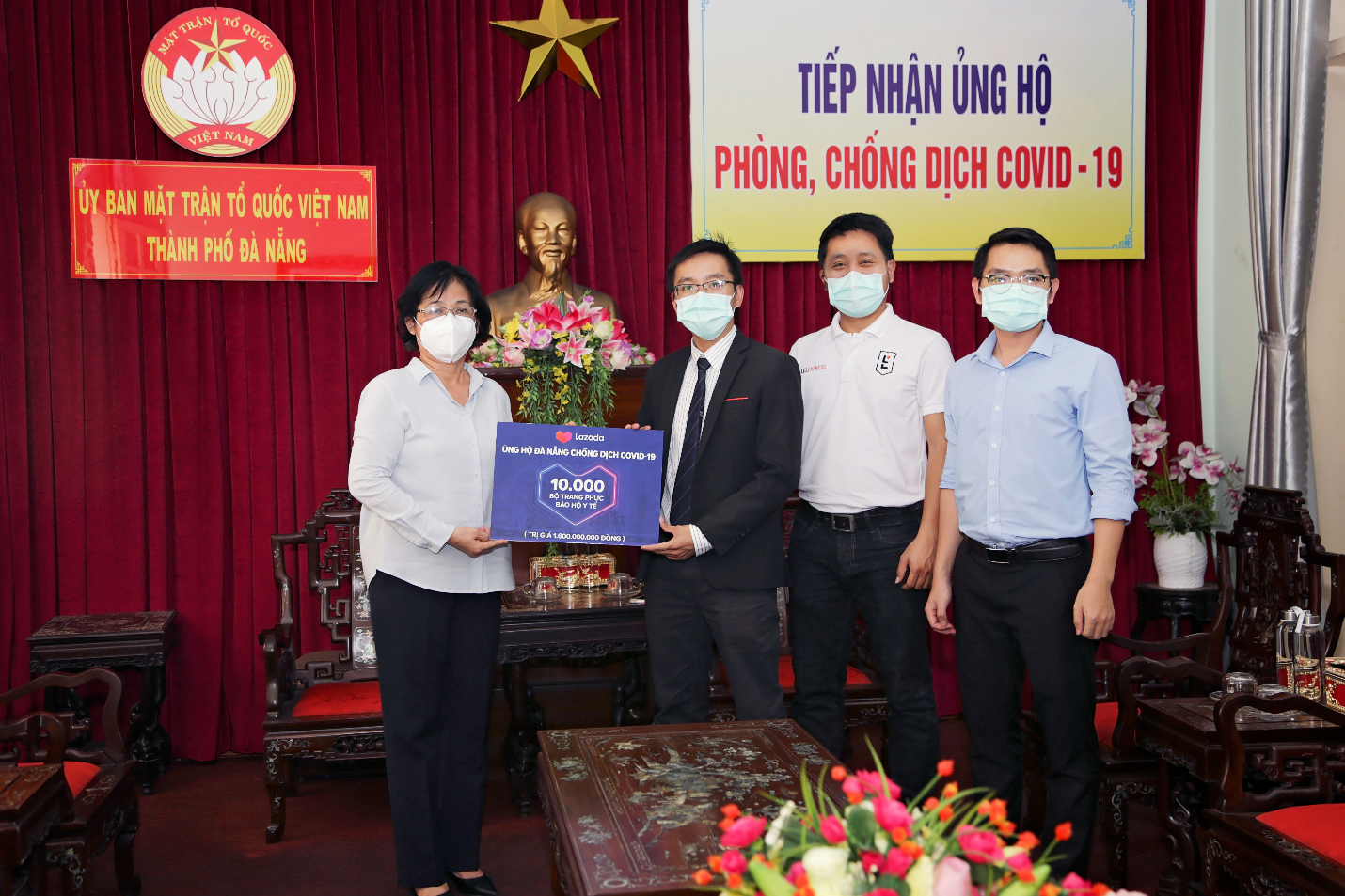 Lazada tang 10.000 bo do bao ho y te cho Da Nang, ho tro day lui dich hinh anh