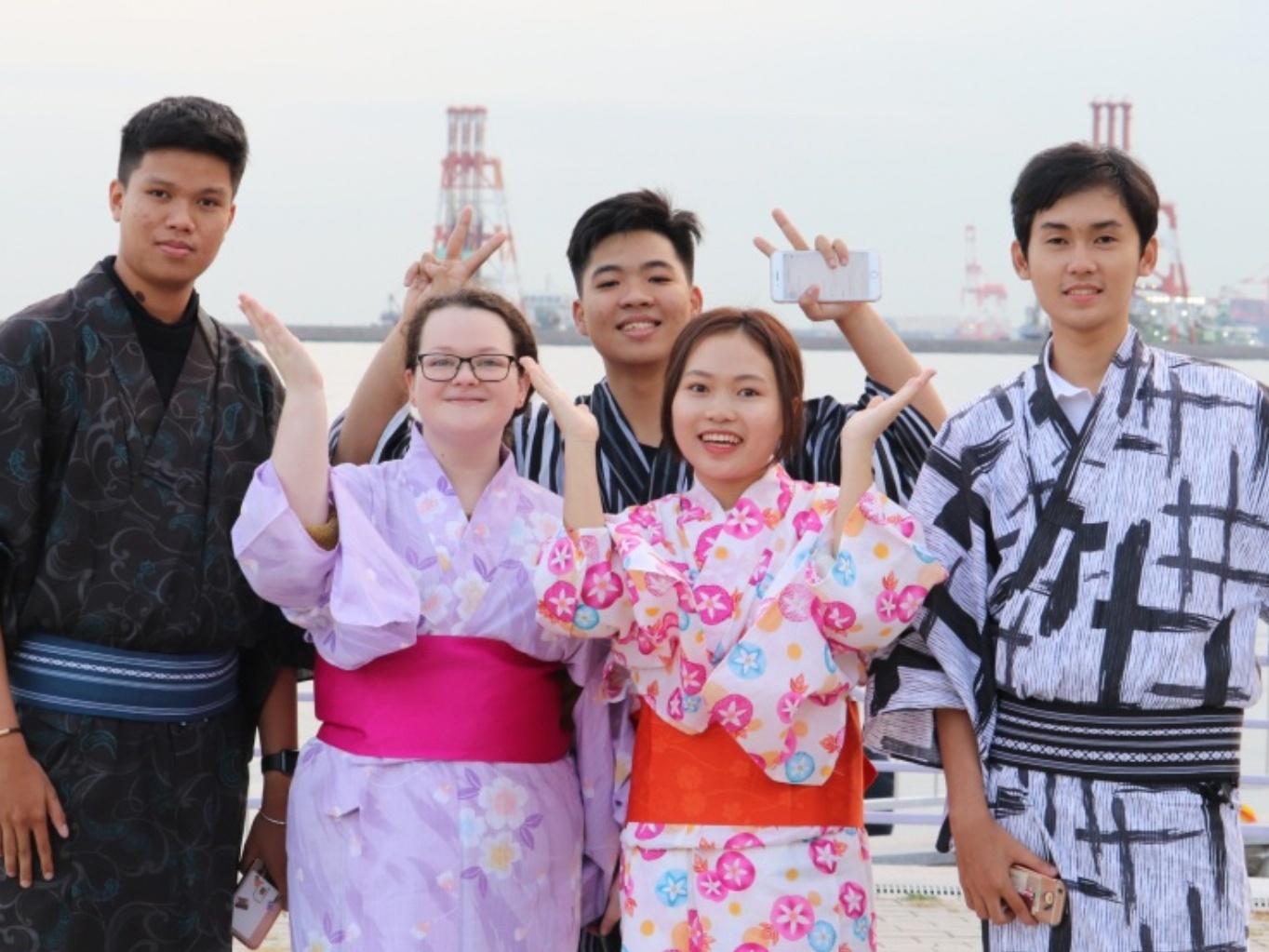 Bot noi lo hoc phi voi chinh sach hoc bong mua dich tu UEF hinh anh