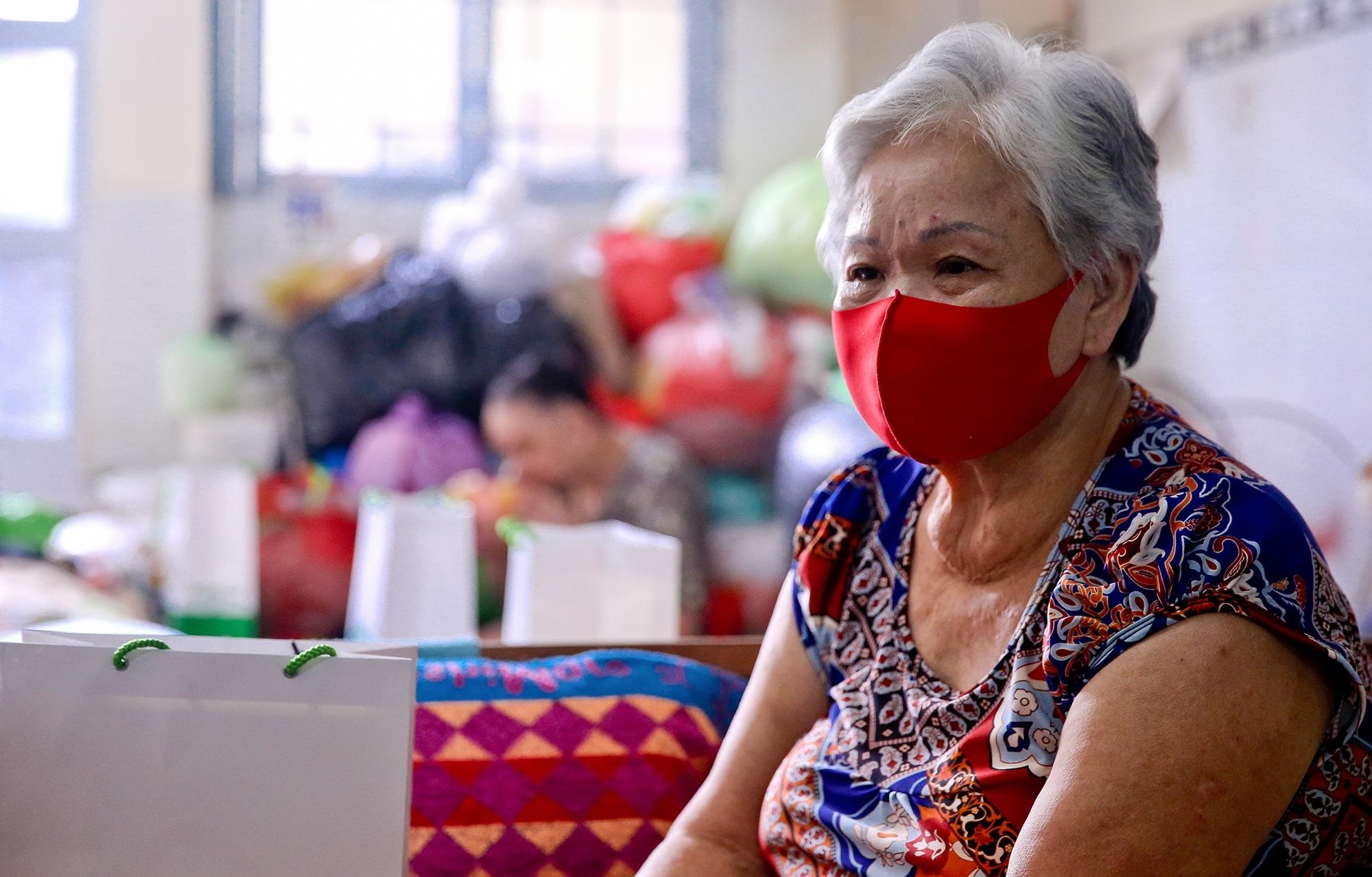 Giua dich benh, nguoi gia neo don am long vi khong bi bo lai phia sau hinh anh