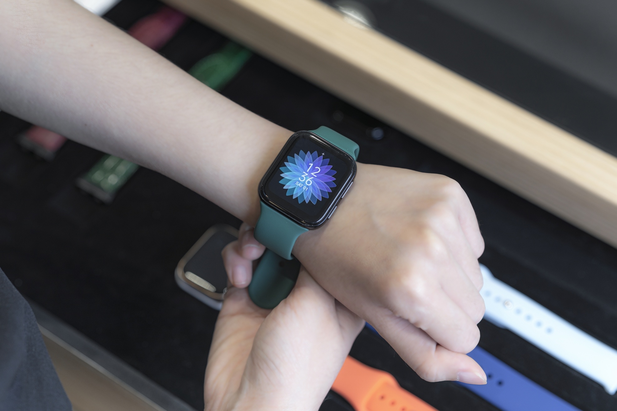 Bien hoa phong cach voi bo day deo thoi trang cua Oppo Watch hinh anh