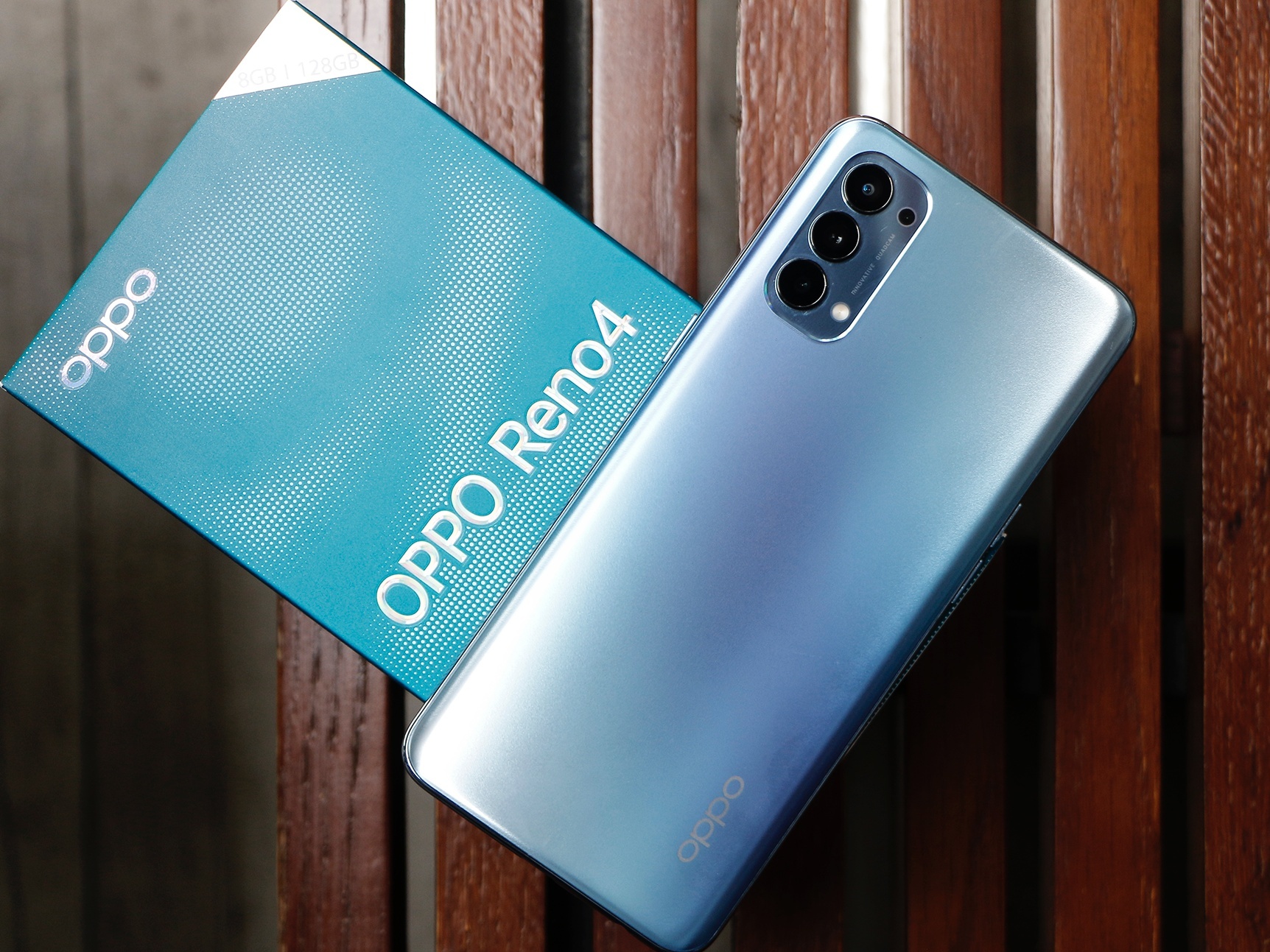 FPT Shop tang sac du phong 10.000 mAh cho khach mua Oppo Reno4 hinh anh