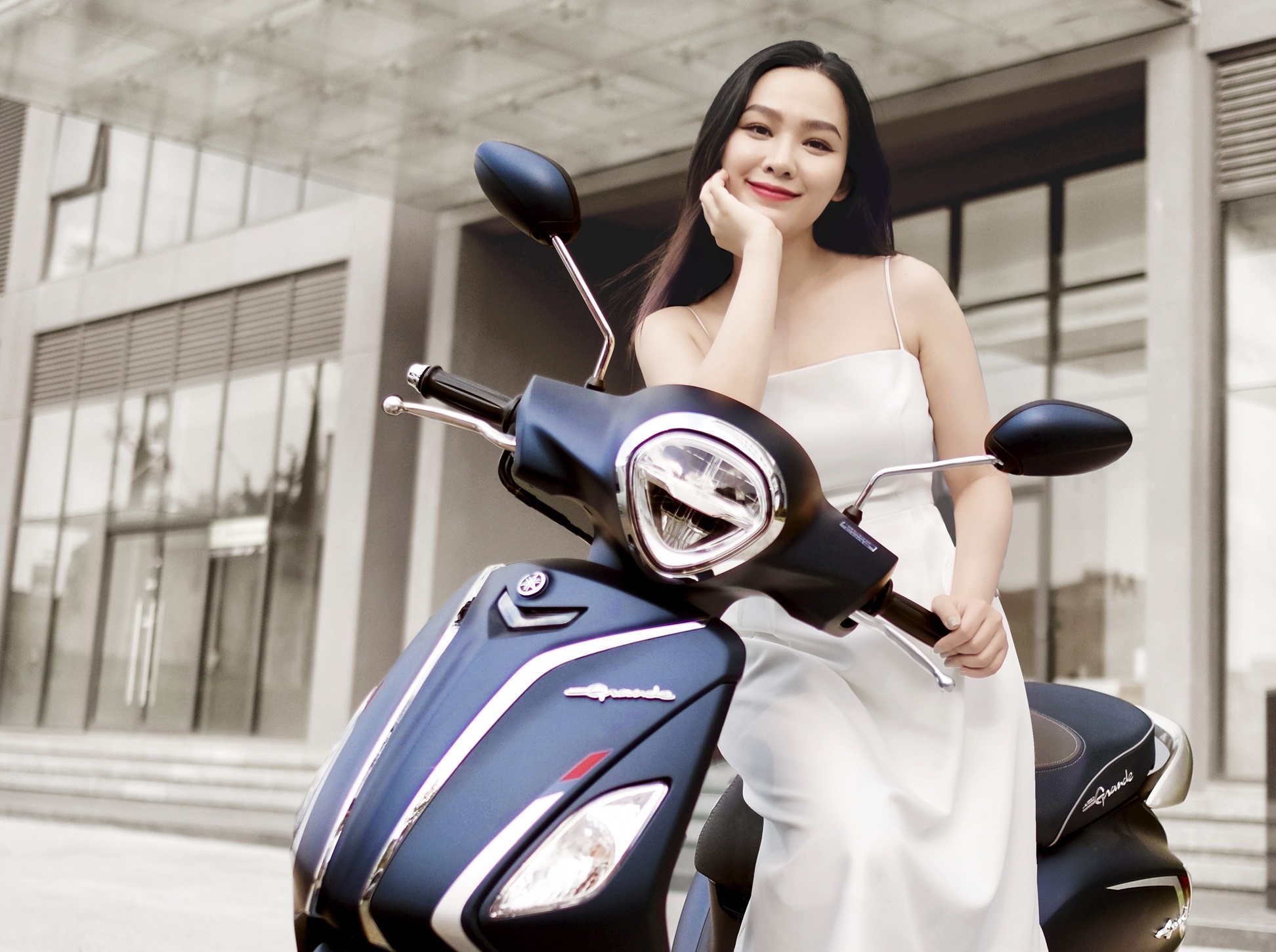 Quach Anh lai thu Grande, trai nghiem BST son gioi han M.A.C x Yamaha hinh anh