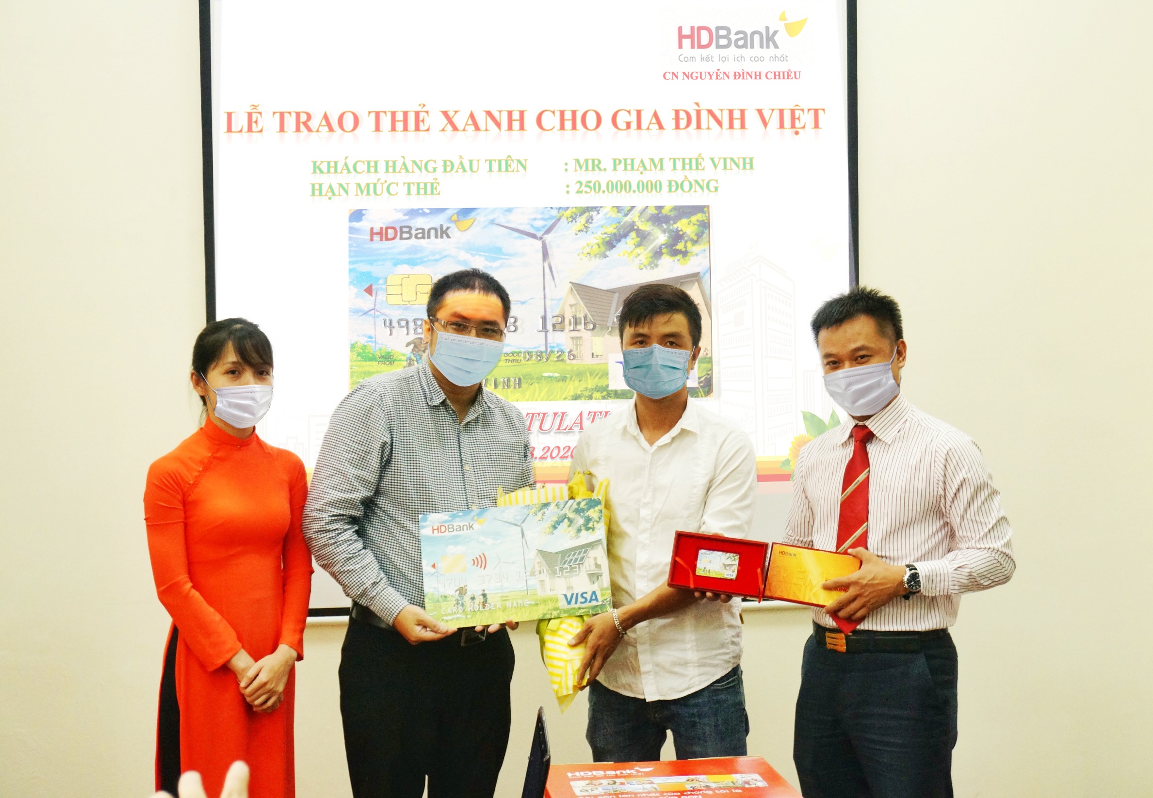 HDBank trao 'The xanh cho gia dinh Viet' den khach hang dau tien hinh anh