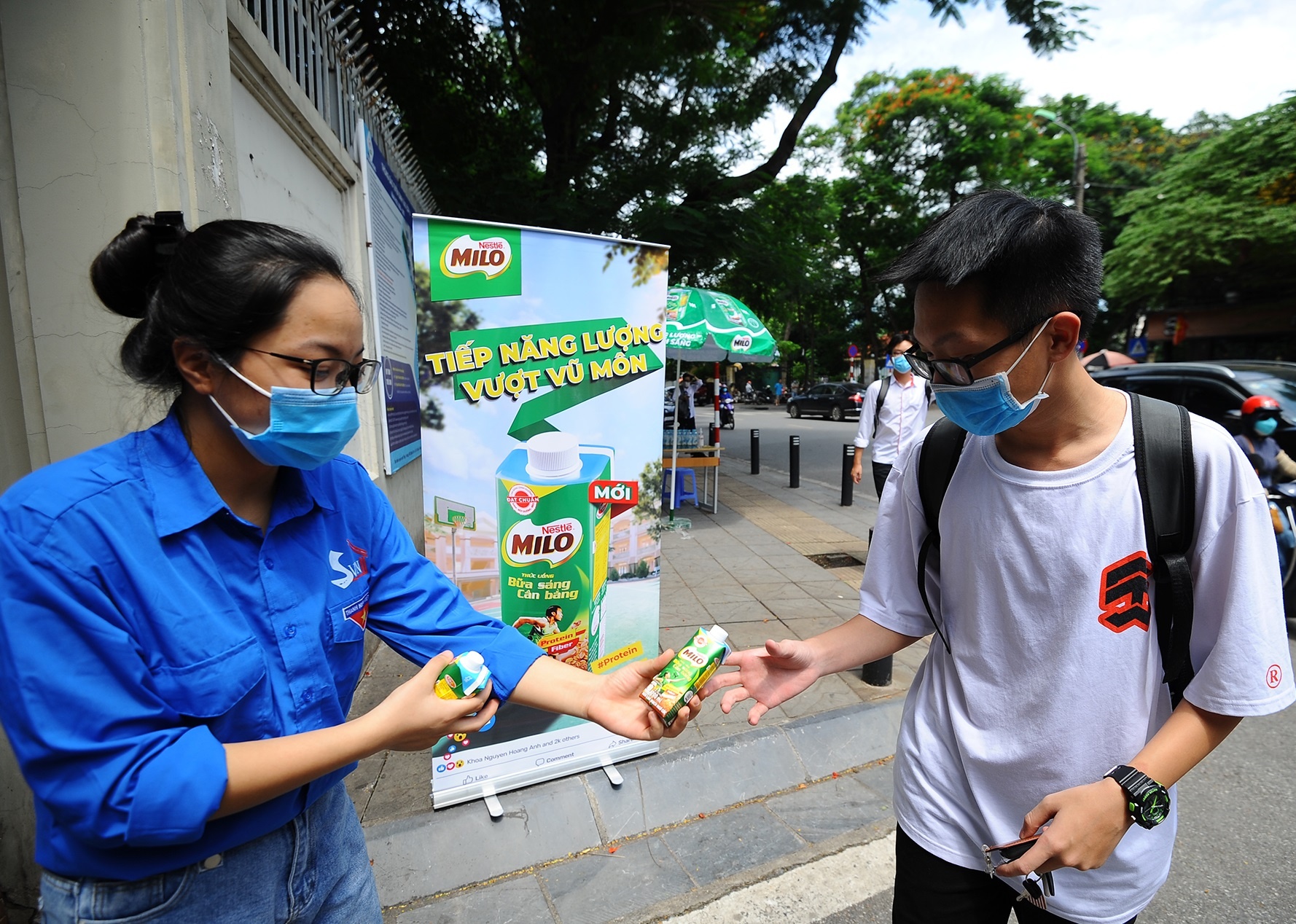 500.000 hop sua den tay si tu mua thi, tiep nang luong vuot vu mon hinh anh