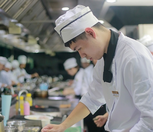 Hoc truong gi de tro thanh nhan vien uu tu cua khach san quoc te? hinh anh