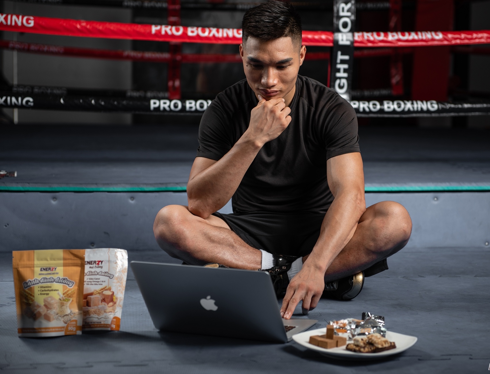 Nha vo dich boxing goi y thuc pham dinh duong tiet kiem cho hoc vien hinh anh