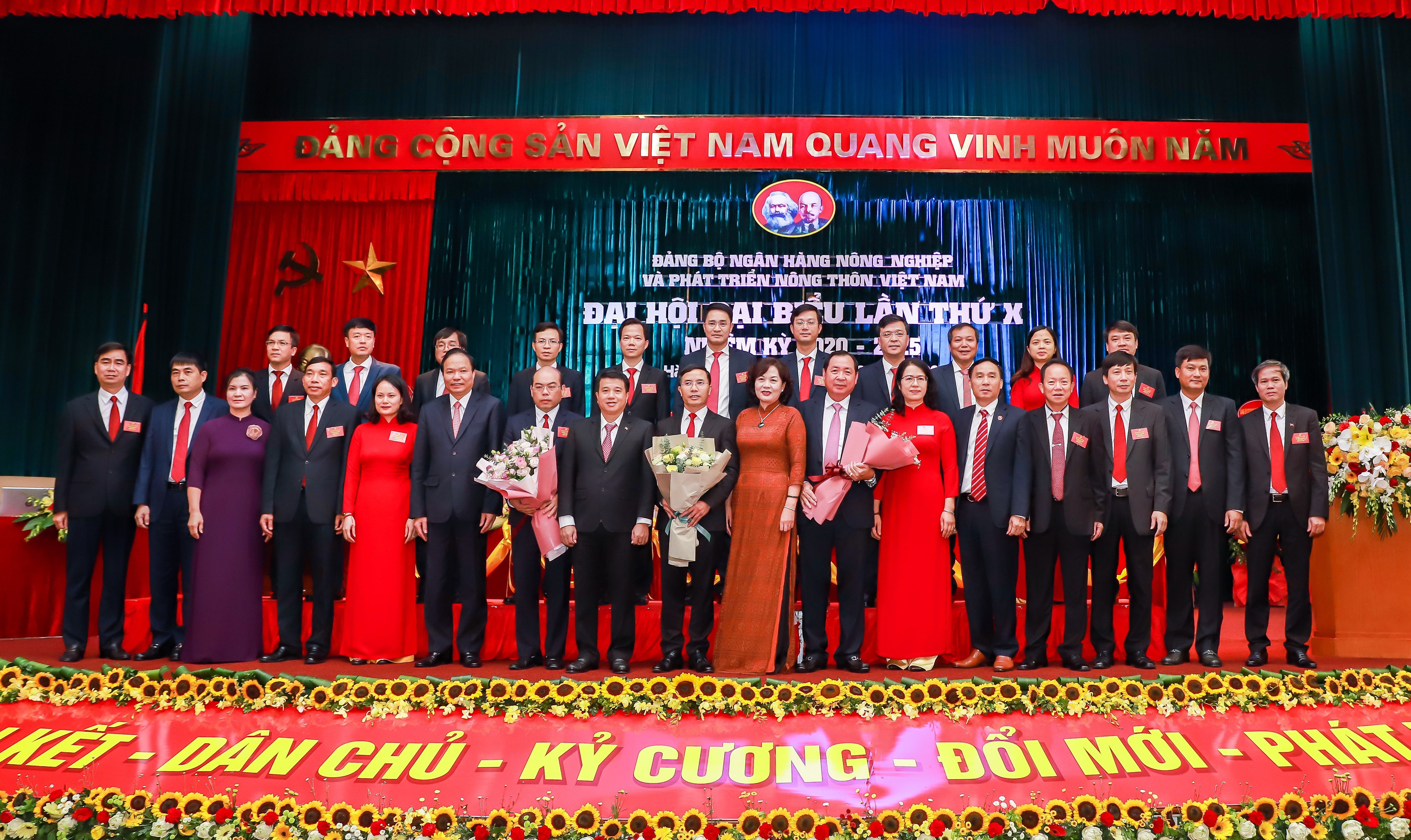 Dai hoi dai bieu Dang bo anh 4