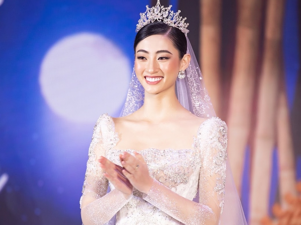 Nu CEO ra gia 300 trieu dong cho vay cuoi Luong Thuy Linh trinh dien hinh anh